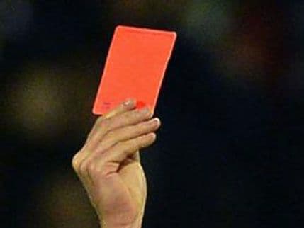 Tirana: Crvenim kartonima rekli ne povećanju plata poslanicima Tirana: Crvenim kartonima rekli ne povećanju plata poslanicima