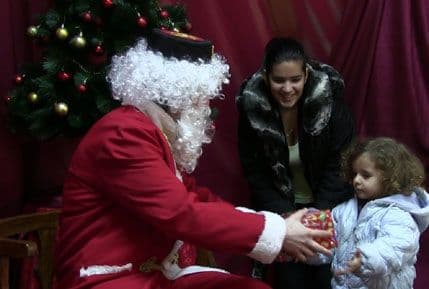 Lovćenac: Đed Mraz podijelio paketiće najmlađima Lovćenac: Đed Mraz podijelio paketiće najmlađima