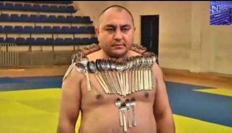 Čovjek-magnet privukao 53 kašike Čovjek-magnet privukao 53 kašike