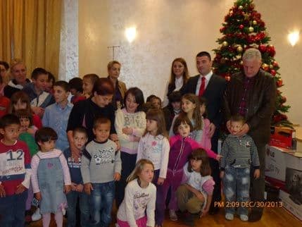 Zaposleni u Ministarstvu rada uručili poklone djeci u Bijeloj Zaposleni u Ministarstvu rada uručili poklone djeci u Bijeloj