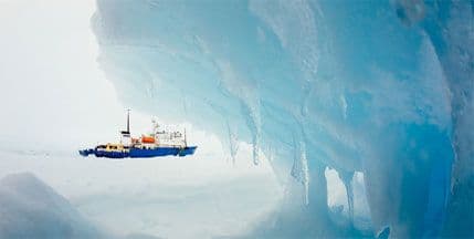 Ruski brod dočekuje Novu godinu zaglavljen u ledu Ruski brod dočekuje Novu godinu zaglavljen u ledu