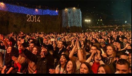 VIDEO: Hiljade ljudi na koncertu ispred Starog grada: Merlin i Perper oduševili; Severina, Čolić, Grašo za dobar provod... VIDEO: Hiljade ljudi na koncertu ispred Starog grada: Merlin i Perper oduševili; Severina, Čolić, Grašo za dobar provod...