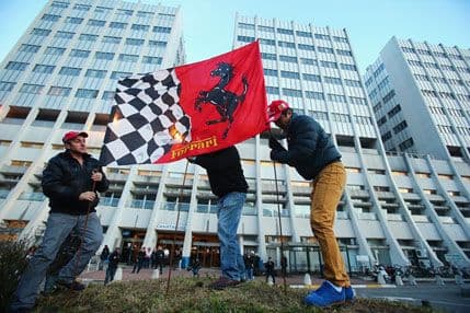 Šumaherovo stanje i dalje kritično, navijači se okupljaju ispred bolnice Šumaherovo stanje i dalje kritično, navijači se okupljaju ispred bolnice