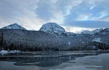 Atrakcija na Crnom jezeru: Šetnja koja ledi dah Atrakcija na Crnom jezeru: Šetnja koja ledi dah