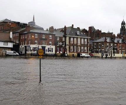 Velika Britanija: Troje poginulo zbog nevremena Velika Britanija: Troje poginulo zbog nevremena