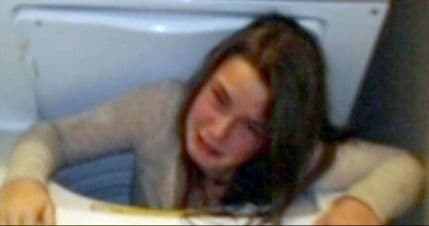 Zaglavila se u veš mašini igrajući žmurke Zaglavila se u veš mašini igrajući žmurke