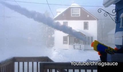 Pogledajte što se desi sa mlazom vrele vode na – 40 Pogledajte što se desi sa mlazom vrele vode na – 40