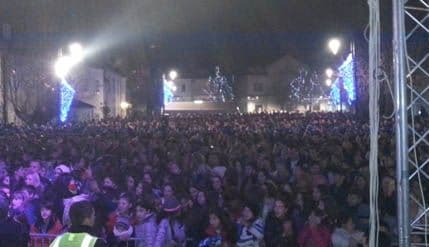 Cetinje: Na punom Dvorskom trgu nastupila "Colonia" Cetinje: Na punom Dvorskom trgu nastupila "Colonia"