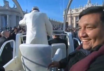 Kako je papa Franjo oduševio ljude i prekršio protokol (VIDEO) Kako je papa Franjo oduševio ljude i prekršio protokol (VIDEO)