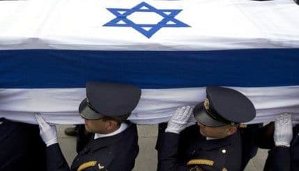 Tijelo preminulog Arijela Šarona izloženo ispred zgrade Kneseta Tijelo preminulog Arijela Šarona izloženo ispred zgrade Kneseta