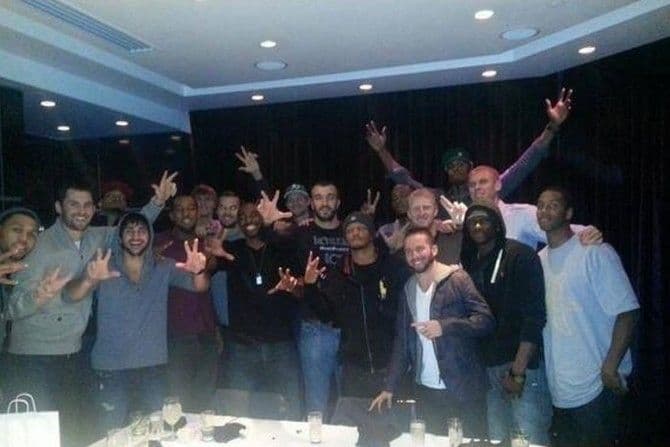 FOTO: Peković sa podignuta tri prsta slavi dobre partije Minesote FOTO: Peković sa podignuta tri prsta slavi dobre partije Minesote