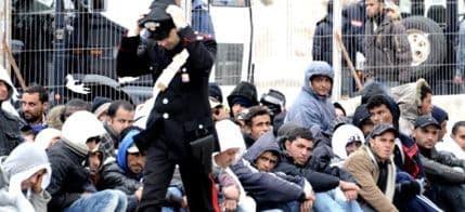 Italija: U 24 sata spašeno više od 400 emigranata Italija: U 24 sata spašeno više od 400 emigranata