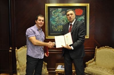 Vujanović uručio medalju za hrabrost Milutinu Šoću Vujanović uručio medalju za hrabrost Milutinu Šoću