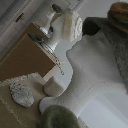 „Vuna i kamen, sjever i jug“ Ideje Kasumović u Galeriji „Art“ „Vuna i kamen, sjever i jug“ Ideje Kasumović u Galeriji „Art“