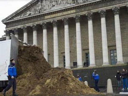 Francuska: Šleper đubriva ispred zgrade parlamenta  Francuska: Šleper đubriva ispred zgrade parlamenta