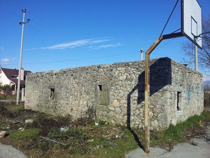 Oštećene zidine Haverića džamije Oštećene zidine Haverića džamije