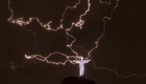 Brazil: U poplavama 20 mrtvih, munja oštetila čuvenu statuu Hrista Brazil: U poplavama 20 mrtvih, munja oštetila čuvenu statuu Hrista