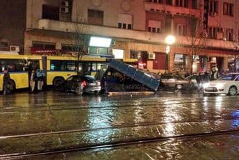 BEOGRAD: Autobus uletio u hotel