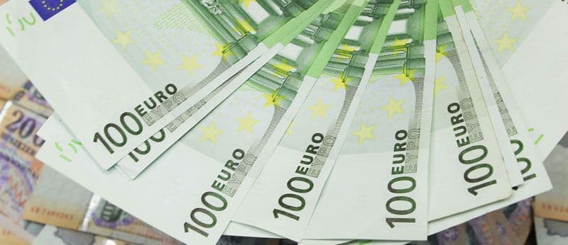 Srbija stiže Crnu Goru po primanjima, prosječna plata 445 eura Srbija stiže Crnu Goru po primanjima, prosječna plata 445 eura