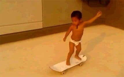 VIDEO: U pelenama ali odlično vozi skejt VIDEO: U pelenama ali odlično vozi skejt