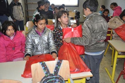 Djeca iz kampa Konik dobila školski pribor Djeca iz kampa Konik dobila školski pribor