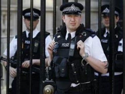 Trojica Britanaca na sudu zbog krađe hrane iz kante za smeće Trojica Britanaca na sudu zbog krađe hrane iz kante za smeće