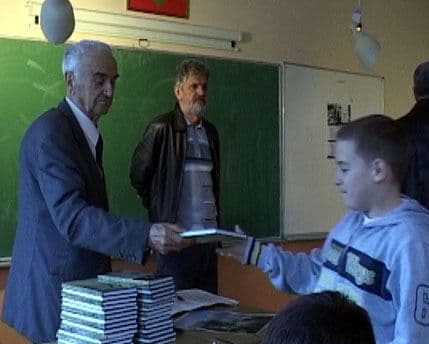 Ratković poklonio 400 svojih knjiga O.Š. ”Srbija” u Baru Ratković poklonio 400 svojih knjiga O.Š. ”Srbija” u Baru