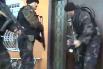 Kao u sapunici: Kako turski specijalci upadaju u kuću (VIDEO) Kao u sapunici: Kako turski specijalci upadaju u kuću (VIDEO)