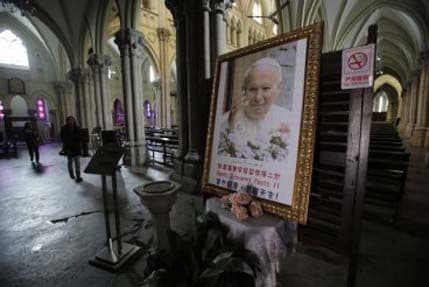 Lopovi bacili relikviju bivšeg pape Lopovi bacili relikviju bivšeg pape