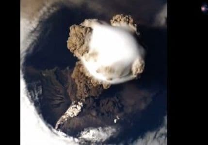Pogledajte kako iz svemira izgleda vulkanska erupcija Pogledajte kako iz svemira izgleda vulkanska erupcija