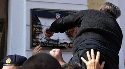 Vukovar: Ponovo razbili tablu sa ćirilicom Vukovar: Ponovo razbili tablu sa ćirilicom