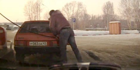 Ruski Supermen: Digao auto da bi utočio gorivo Ruski Supermen: Digao auto da bi utočio gorivo