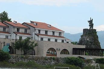 Virpazar poligon za obračun: Automobilom uletio u terasu lokala, mještani zebu i u avgustu Virpazar poligon za obračun: Automobilom uletio u terasu lokala, mještani zebu i u avgustu