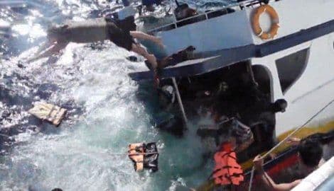 Stravičan snimak brodića koji tone dok putnici skaču u vodu Stravičan snimak brodića koji tone dok putnici skaču u vodu