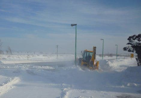Prevrnuo se kamion, u koloni prema Feketiću zarobljene stotine vozila Prevrnuo se kamion, u koloni prema Feketiću zarobljene stotine vozila