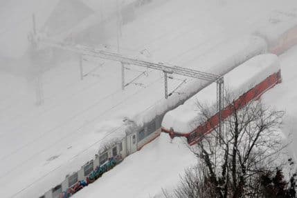 SRBIJA: Prekid željezničkog saobraćaja, zavijani vozovi sa 100 putnika SRBIJA: Prekid željezničkog saobraćaja, zavijani vozovi sa 100 putnika