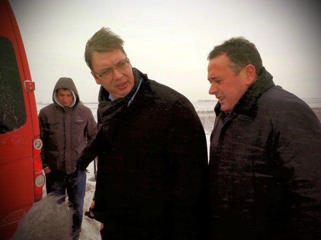 Pogledajte kako Aleksandar Vučić spašava dijete iz snijega Pogledajte kako Aleksandar Vučić spašava dijete iz snijega