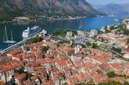 Kotor: Vozač poginuo pošto je autom sletio u more Kotor: Vozač poginuo pošto je autom sletio u more