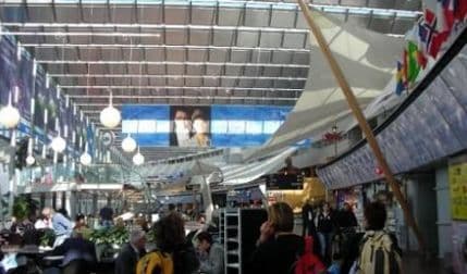 Policija na aerodromu u Stokholmu uhapsila "sumnjivo lice"  Policija na aerodromu u Stokholmu uhapsila "sumnjivo lice"