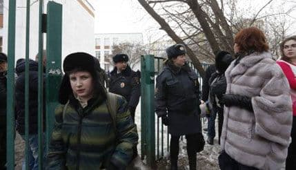 Drama u srednjoj školi u Moskvi: Učenik ubio policajca i nastavnika, držao 29 taoca Drama u srednjoj školi u Moskvi: Učenik ubio policajca i nastavnika, držao 29 taoca