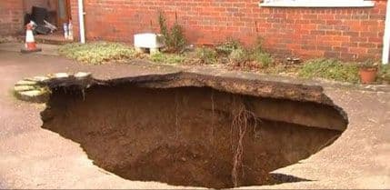 VIDEO: Rupa "progutala" automobil ispred kuće VIDEO: Rupa "progutala" automobil ispred kuće