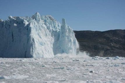 Glečer koji je potopio "Titanik" se kreće 4 puta brže nego prije 20 godina Glečer koji je potopio "Titanik" se kreće 4 puta brže nego prije 20 godina