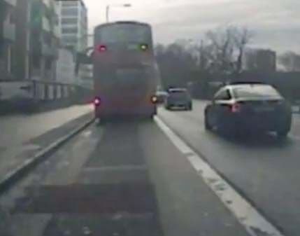 Uznemirujući video: Muškarac izbačen kroz staklo autobusa u Londonu Uznemirujući video: Muškarac izbačen kroz staklo autobusa u Londonu