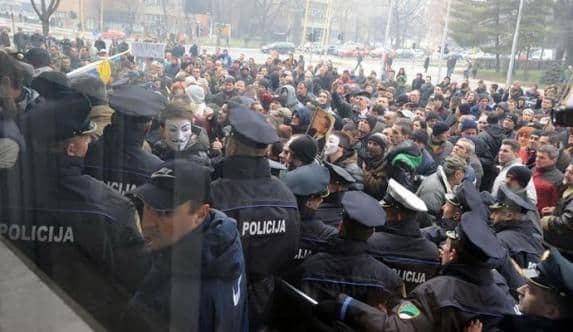 Tuzla: Neredi stavljeni pod kontrolu Tuzla: Neredi stavljeni pod kontrolu