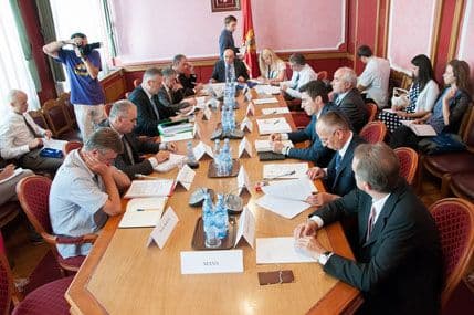 Sjednica o zaključcima o privatizaciji više preduzeća Sjednica o zaključcima o privatizaciji više preduzeća