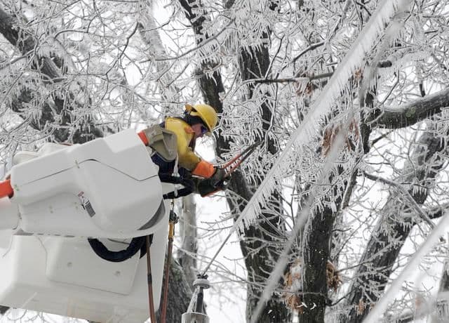 Sniježna oluja u SAD: Stotine hiljada ljudi bez struje Sniježna oluja u SAD: Stotine hiljada ljudi bez struje