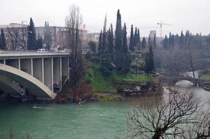 Ronioci pretražuju Moraču tražeći tijela Pavićevića i Ostojića Ronioci pretražuju Moraču tražeći tijela Pavićevića i Ostojića