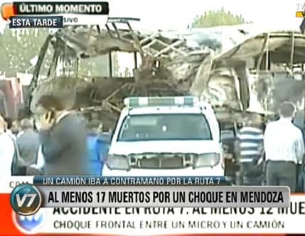 U frontalnom sudaru autobusa i kamiona 18 poginulih! U frontalnom sudaru autobusa i kamiona 18 poginulih!