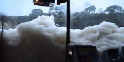 VIDEO: Autobus kojeg je „zarobila“ morska pjena VIDEO: Autobus kojeg je „zarobila“ morska pjena