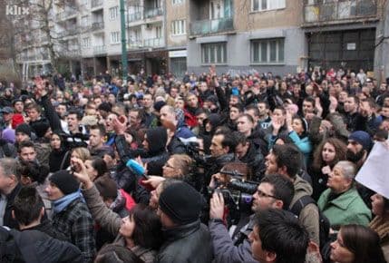 Sarajevo: Policija spustila štitove, demonstranti ih pozdravili aplauzom Sarajevo: Policija spustila štitove, demonstranti ih pozdravili aplauzom